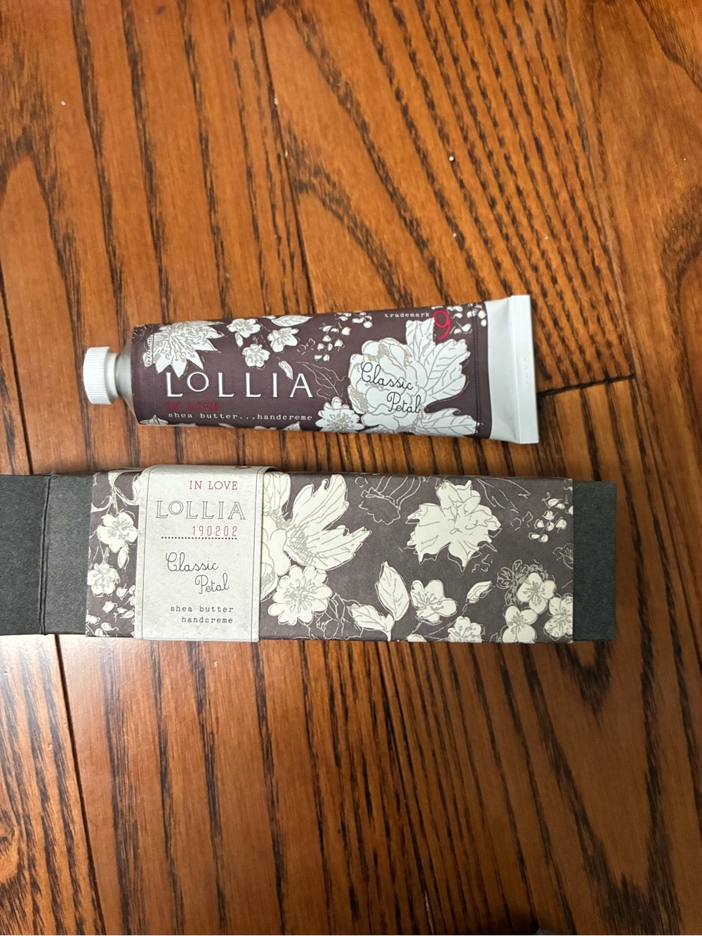 Lollia by Margot elena 35gShea butter handcreme in classic petal